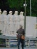 Face aux soldats de pierre  Verdun 2016.JPG - 